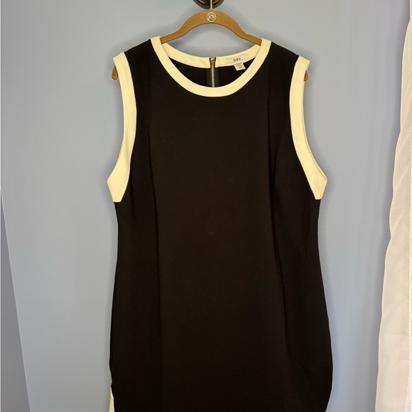 Bar III Dresses & Skirts - Bar III Monochrome Sleeveless Dress